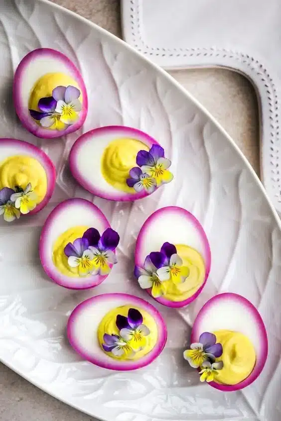 Deviled eggs with beetroot - La Petite Xuyen