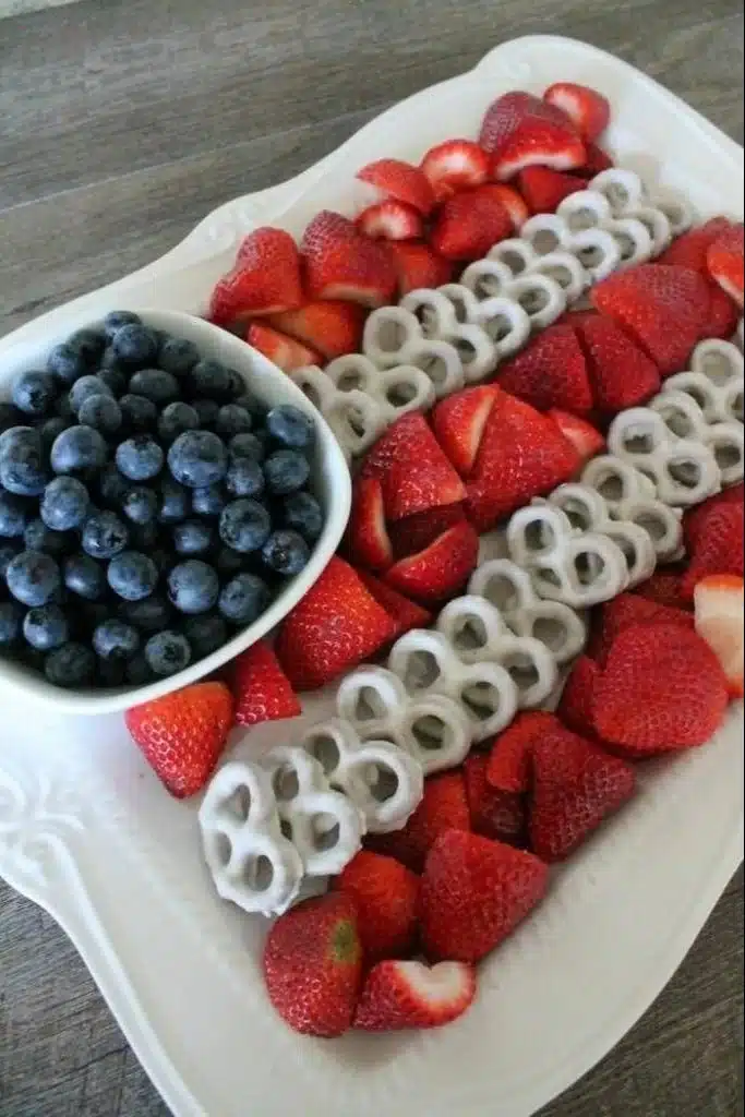 4th of July Fruit Platter Idea | How to Make an American Flag | 4th of July Desserts, 4th of July Food, Fourth of July Food